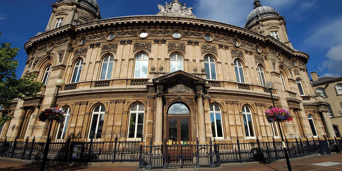 Admire the architecture of the Maritime Museum in Hull