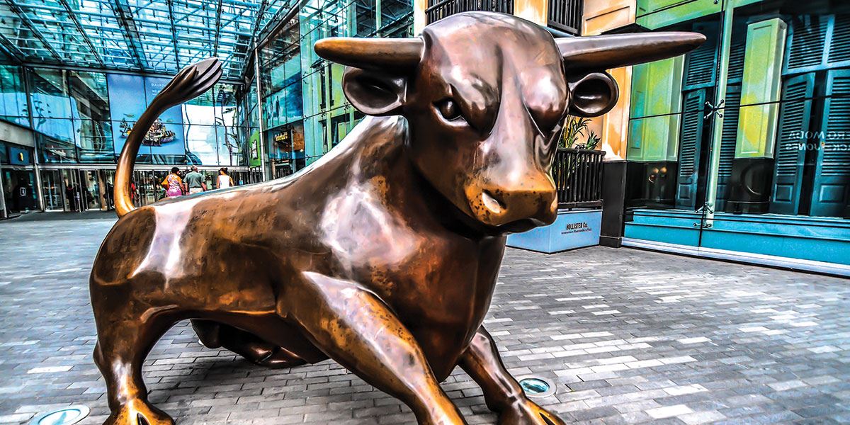 Have a photo taken with the bronze bull sculpture at the entrance of Grand Central & Bullring