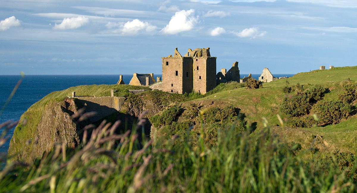 Enjoy beautiful tourist attractions such as Dunottar Castle