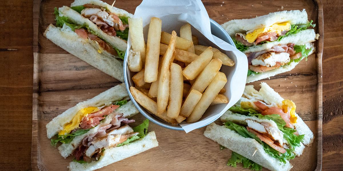 Sandwich and chips at a cafe